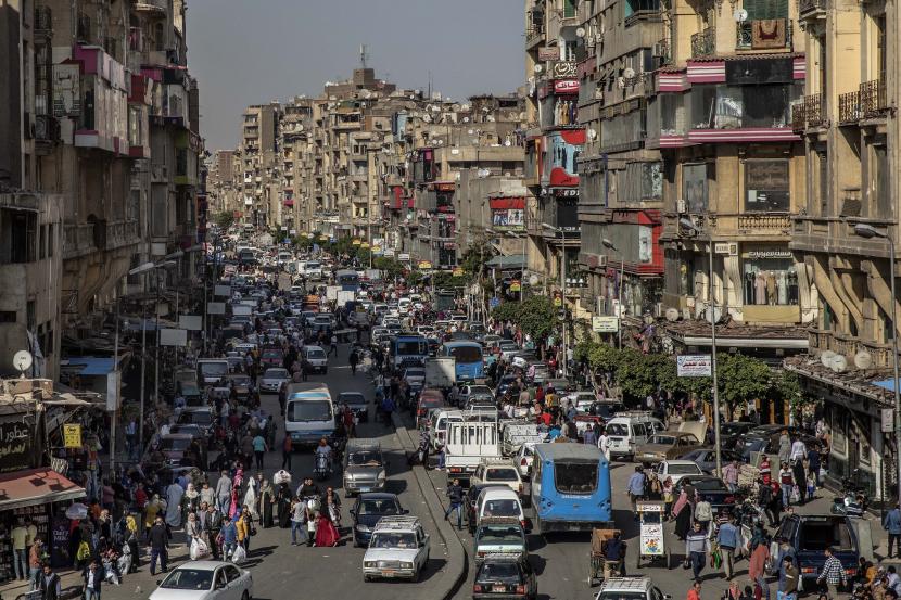 Orang-orang memadati jalan beberapa jam sebelum jam malam di Kairo, Mesir (ilustrasi). Pemerintah Mesir telah ambil langkah cegah meledaknya populasi  