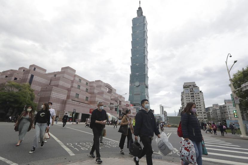 Orang-orang memakai masker untuk melindungi diri dari penyebaran virus corona di Taipei, Taiwan, Kamis, 24 Maret 2022. Departemen Luar Negeri Amerika Serikat (AS) menyetujui potensi penjualan peralatan, pelatihan, dan barang-barang lainnya ke Taiwan untuk mendukung Sistem Pertahanan Udara Patriot. 