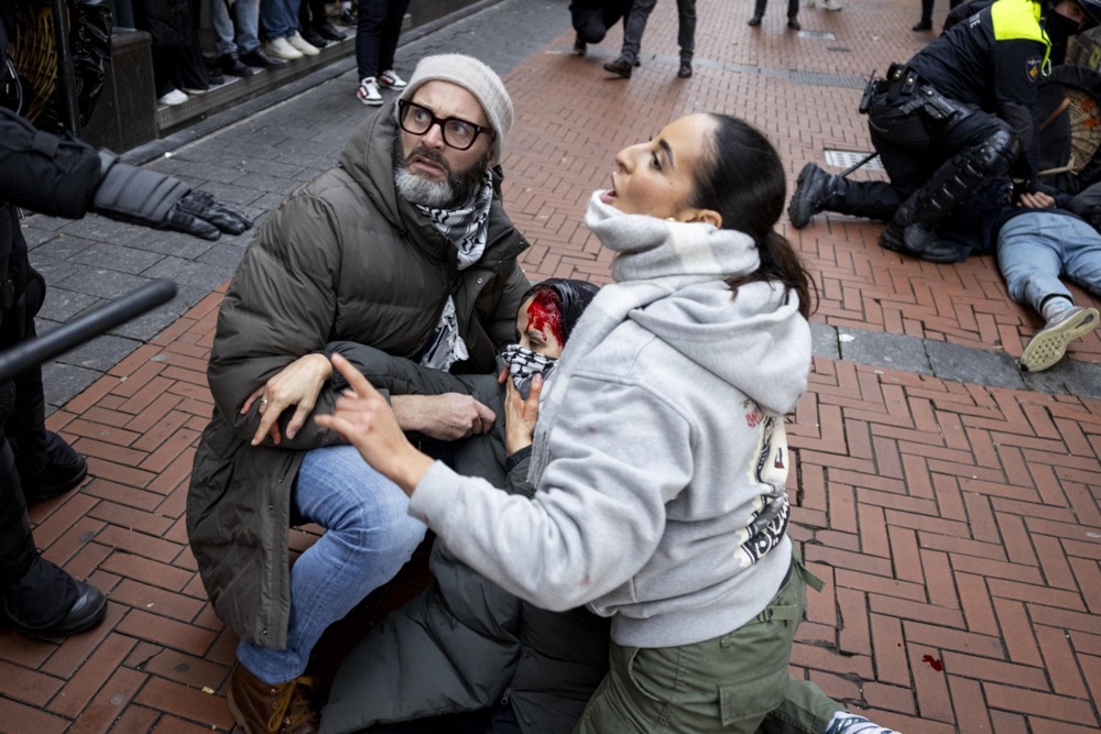 Orang-orang membantu pengunjuk rasa pro-Palestina yang berlumuran darah di dekat Dam Square di Amsterdam, Belanda, 10 November 2024. 