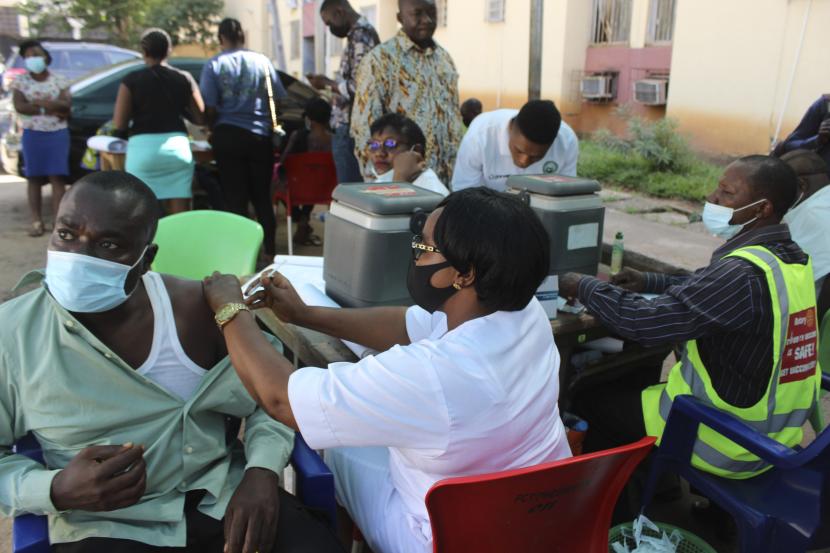 Orang-orang menerima vaksin virus corona di Abuja, Nigeria, Senin, 29 November 2021. Nigeria akan menghancurkan 1 juta dosis vaksin Covid-19 kedaluwarsa.