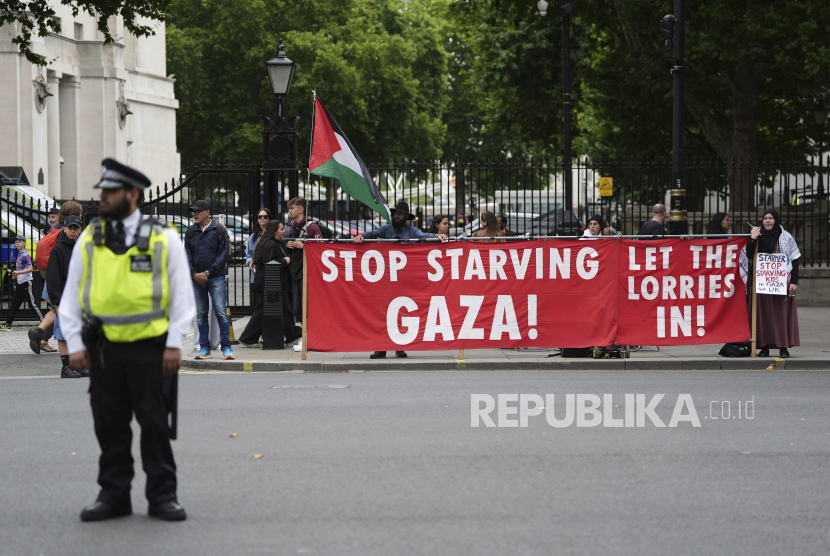 Orang-orang mengambil bagian dalam protes di luar Downing Street di London, Selasa 29 Juli 2025, saat Perdana Menteri Keir Starmer mengumpulkan para menteri senior untuk pertemuan Kabinet mendesak mengenai Gaza.