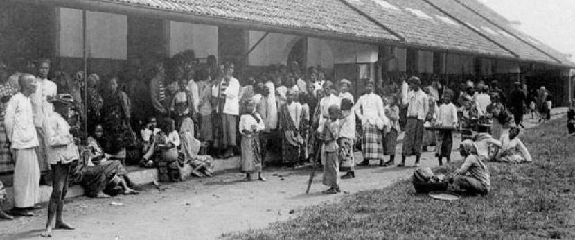 Orang-orang mengantre di depan pegadaian Surabaya untuk memperoleh bantuan pada masa resesi 1930. 