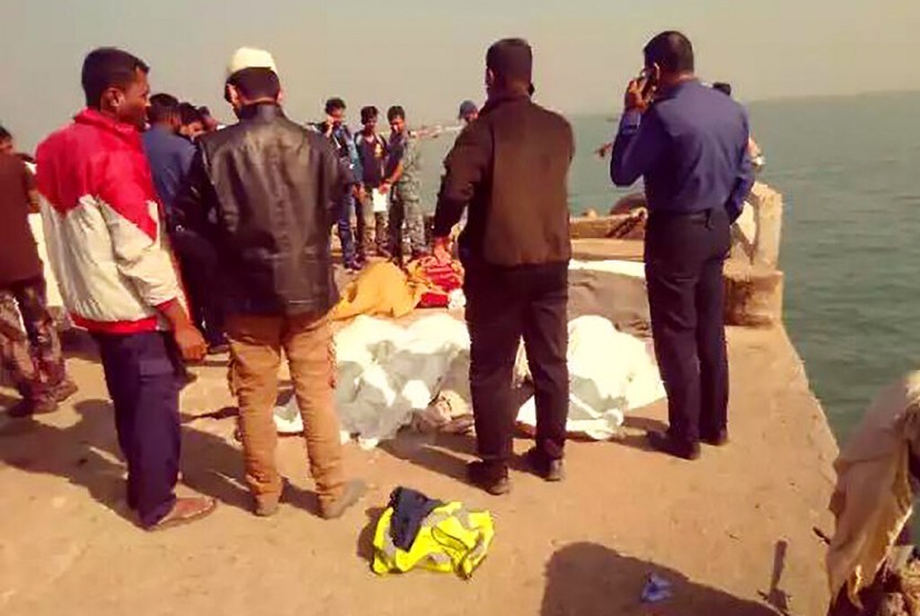 Orang-orang mengelilingi jenazah warga Rohingya yang meninggal dunia dalam peristiwa kapal tenggelam di lepas pantai Bangladesh, Selasa (11/2). Kapal tersebut sedang dalam perjalanan menuju Malaysia.