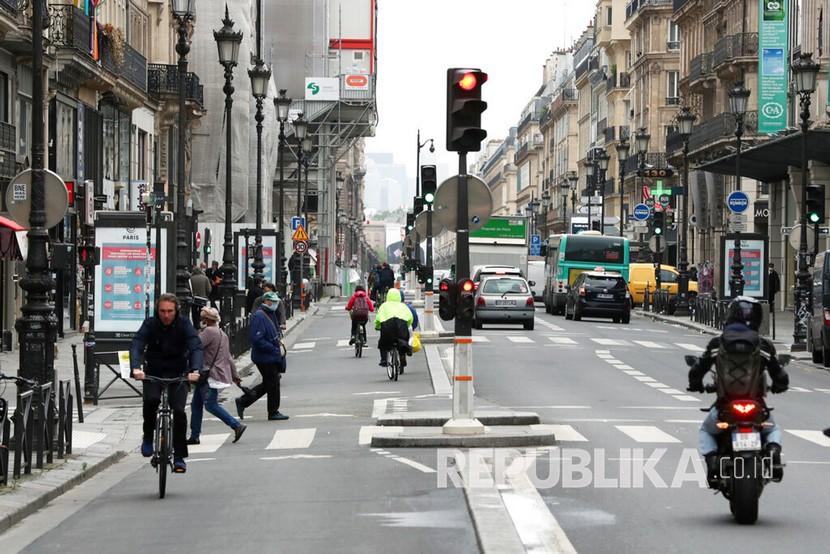 Orang-orang mengendarai sepeda di Paris, ilustrasi