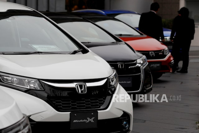 Orang-orang mengobrol di depan mobil di ruang pamer di kantor pusat Honda di Tokyo, Jepang, 19 Februari 2019.