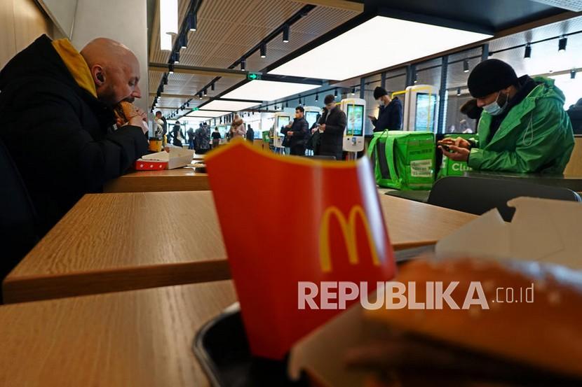  Orang-orang mengunjungi restoran McDonalds di Moskow, Rusia (ilustrasi).  McDonald's terungkap membantu para tentara Israel 
