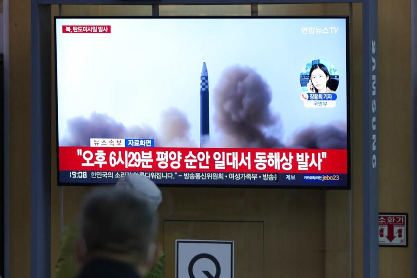 Orang-orang menonton layar TV yang menampilkan program berita yang melaporkan peluncuran rudal Korea Utara dengan rekaman file, di sebuah stasiun kereta api di Seoul, Korea Selatan, Kamis, 12 Mei 2022.
