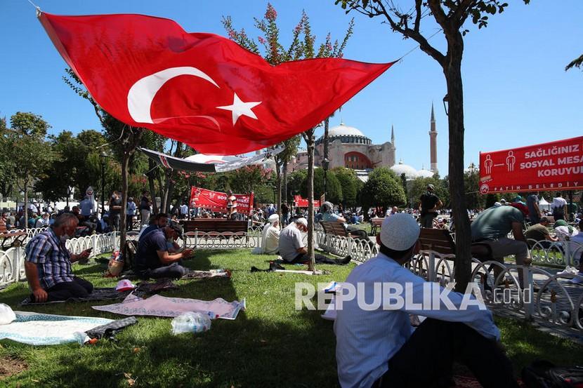 Jamaah Rela Bermalam di Tenda demi Sholat Jumat Hagia Sophia. Orang-orang menunggu sholat Jumat pertama di bawah bendera Turki di Masjid Hagia Sophia di Istanbul, Turki, Jumat (24/7/2020). 