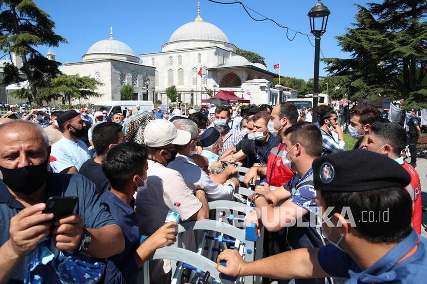 350 Ribu Orang Hadiri Sholat Jumat di Hagia Sophia. Orang-orang menunggu sholat Jumat pertama di Masjid  Hagia Sophia  di Istanbul, Turki, Jumat (24/7/2020). 