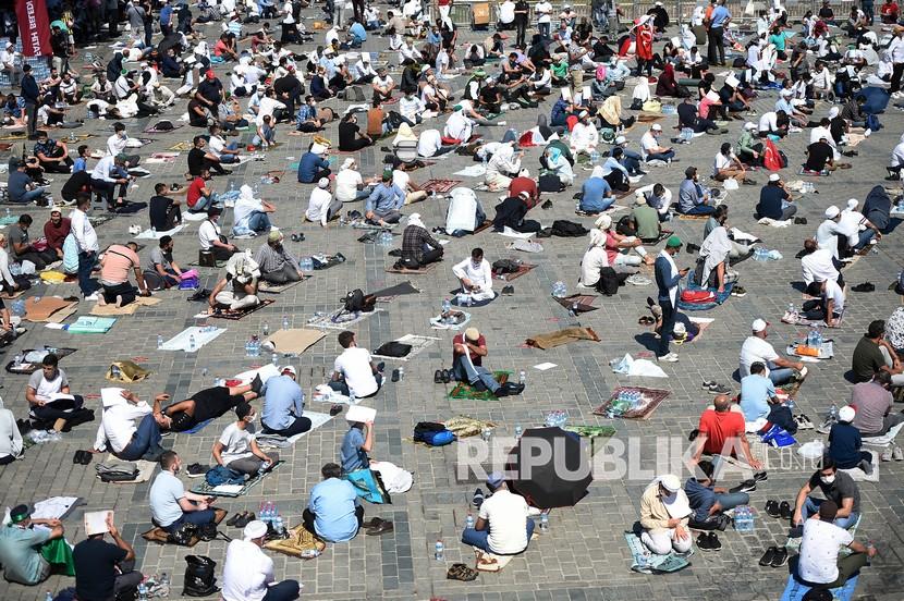 Sholat Jumat, Area Sekitar Hagia Sophia Jadi Lautan Manusia. Foto: Orang-orang menunggu sholat Jumat pertama di Masjid  Hagia Sophia  di Istanbul, Turki, Jumat (24/7/2020). 