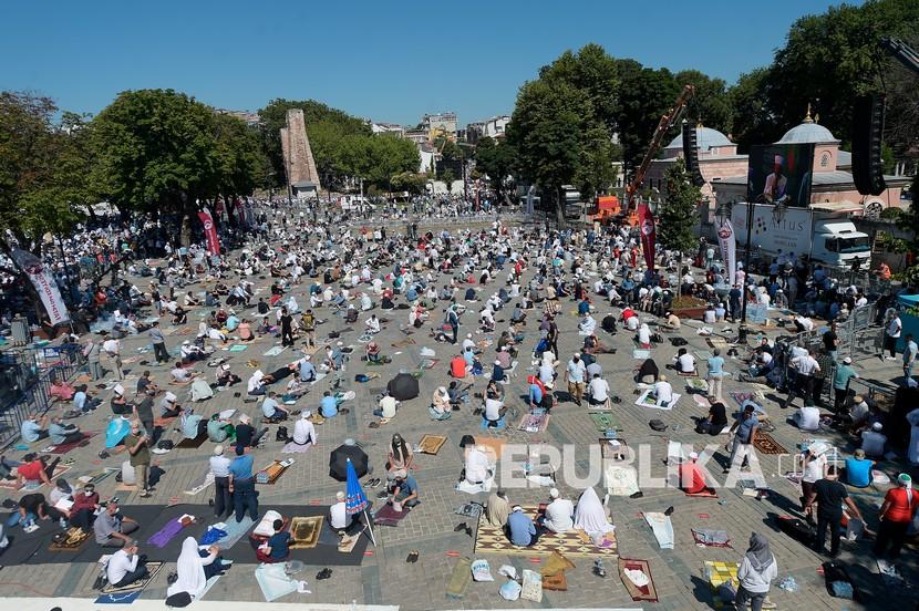 Orang-orang menunggu sholat Jumat pertama di Masjid  Hagia Sophia  di Istanbul, Turki, Jumat (24/7/2020). 