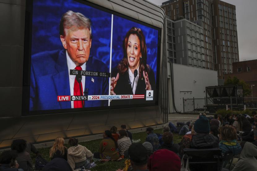 Orang-orang menyaksikan debat presiden antara calon presiden dari Partai Republik, mantan Presiden Donald Trump, dan calon presiden dari Partai Demokrat, Wakil Presiden Kamala Harris