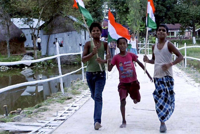 Orang-orang merayakan adanya pertukaran wilayah antara India dan Bangladesh