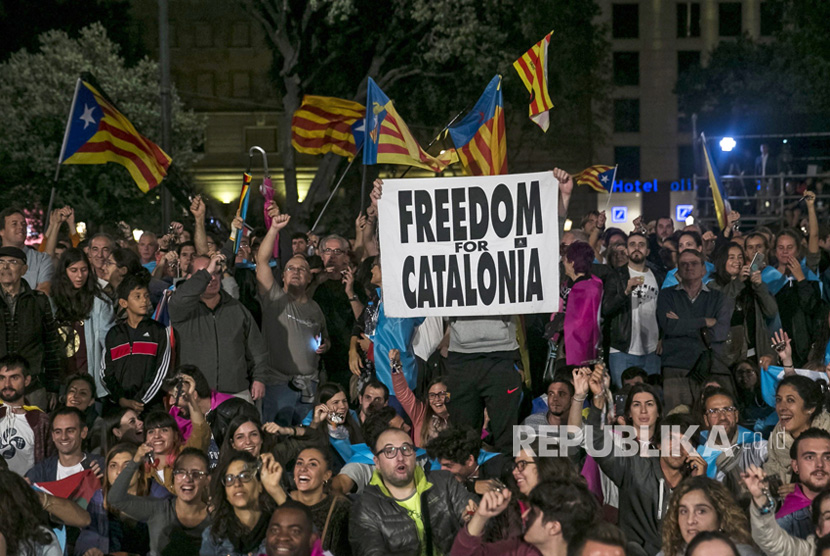 Orang-orang merayakan di alun-alun Catalunya setelah referendum 'referendum 1-O' Catalonia di Barcelona, Spanyol, (1/10).