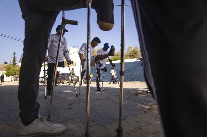  Orang-orang Palestina yang diamputasi mengikuti lomba memperingati Hari Penyandang Disabilitas Internasional.