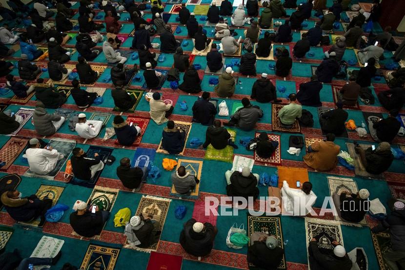 Orang-orang Shalat di Masjid London Timur & Pusat Muslim London di London timur, Inggris, Rabu (14/4). Populasi Muslim di Inggris dan Wales Meningkat 1,2 Juta Orang