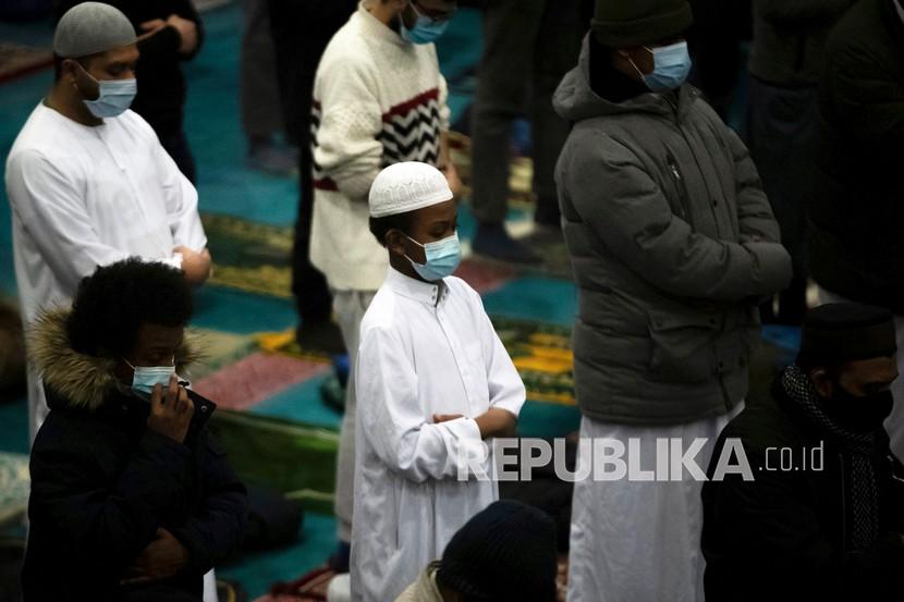 Orang-orang Shalat di Masjid London Timur & Pusat Muslim London di London timur, Inggris. Masjid di London Terima Surat Islamofobia Terkait Gempa Turki-Suriah