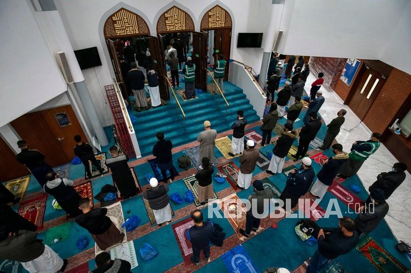 Dewan Muslim Inggris Rilis Panduan Keamanan Masjid. Orang-orang sholat di Masjid London Timur & Pusat Muslim London di London timur, Inggris.