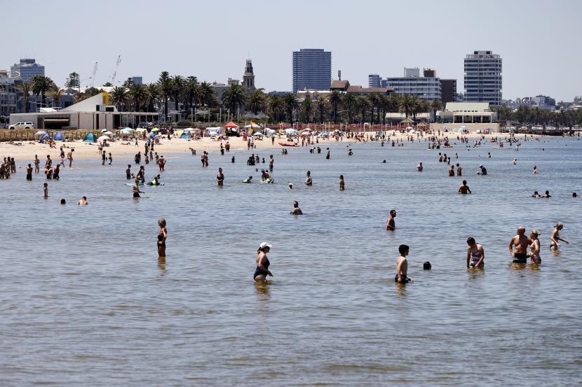 Orang-orang terlihat di pantai Port Melbourne di Melbourne, Australia, 27 Desember 2022. Peringatan gelombang panas telah dikeluarkan untuk Australia Barat, Australia Selatan, Victoria, dan Tasmania dengan suhu 8C hingga 16C di atas rata-rata.