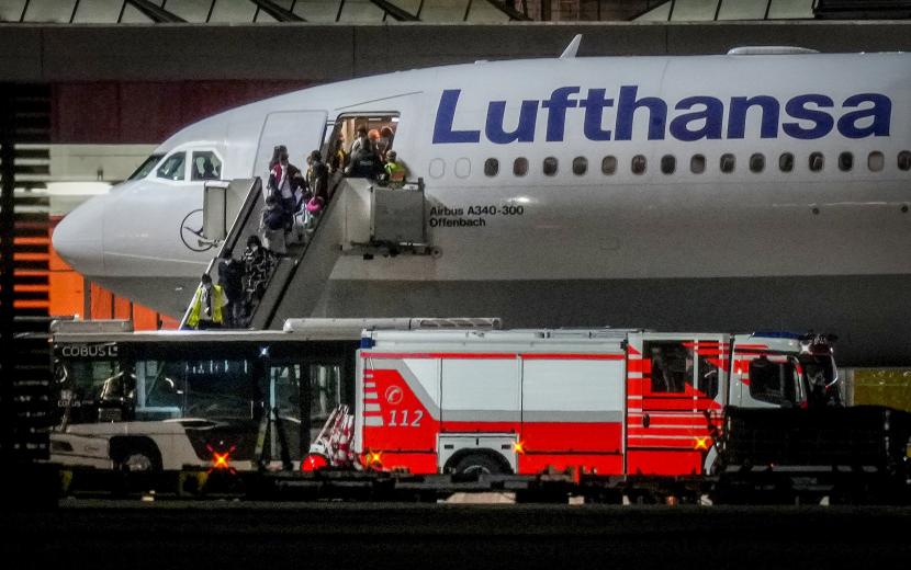 Orang-orang turun dari pesawat Lufthansa yang datang dari Tashkent di Uzbekistan yang mendarat di bandara di Frankfurt, Jerman, Rabu pagi, 18 Agustus 2021. Di dalamnya ada sekitar 130 orang yang dievakuasi sebelumnya dari Afghanistan.
