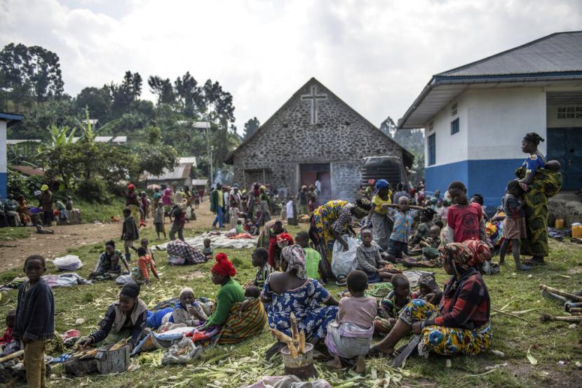 Orang-orang yang melarikan diri dari pertempuran antara pasukan M23 dan tentara Kongo mencari perlindungan di sebuah gereja di Kibumba, utara Goma, di Kongo pada 28 Januari 2022. Pemberontak membunuh sekurangnya 14 orang termasuk anak-anak dalam serangan di kamp pengungsii di Republik Demokratik Kong (DRK), Selasa (10/5/2022) waktu setempat. Anak-Anak Kongo Bersatu dengan Keluarga yang Hilang di Tengah Konflik