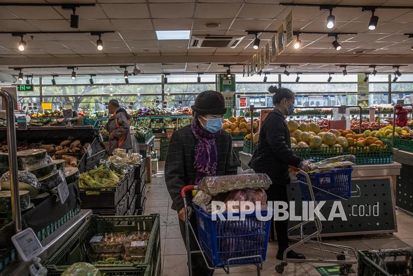 Warga Beijing berbondong-bondong membeli kebutuhan bahan pokok.