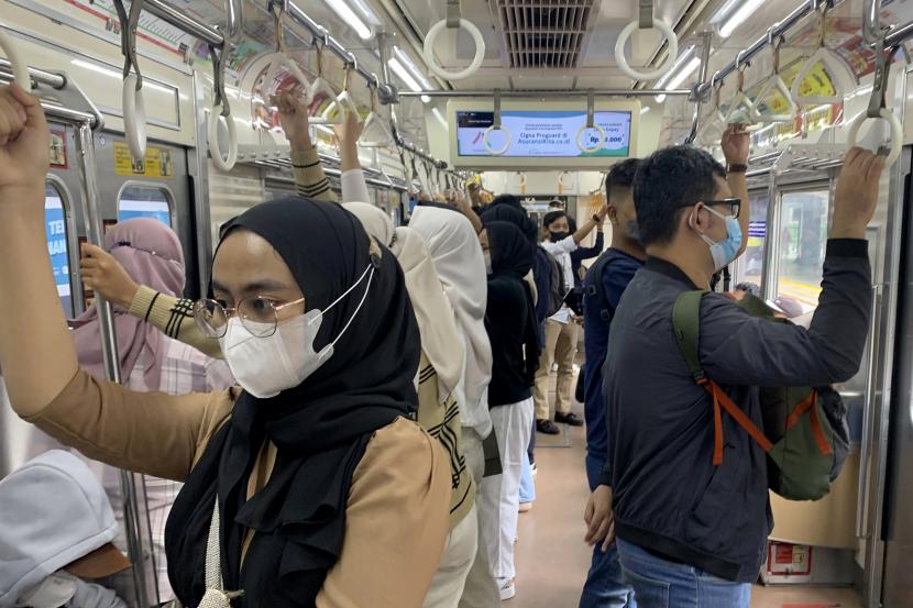 Penumpang kini dibolehkan tidak memakai masker di dalam rangkaian kereta (ilustrasi).
