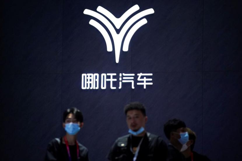 Orang-orang yang memakai masker setelah wabah Covid-19 merebak berdiri di bawah logo Neta by Hozon saat mereka menghadiri Pameran Otomotif Internasional Beijing, atau pameran Auto China, di Beijing, China, 27 September 2020. Foto ilustrasi