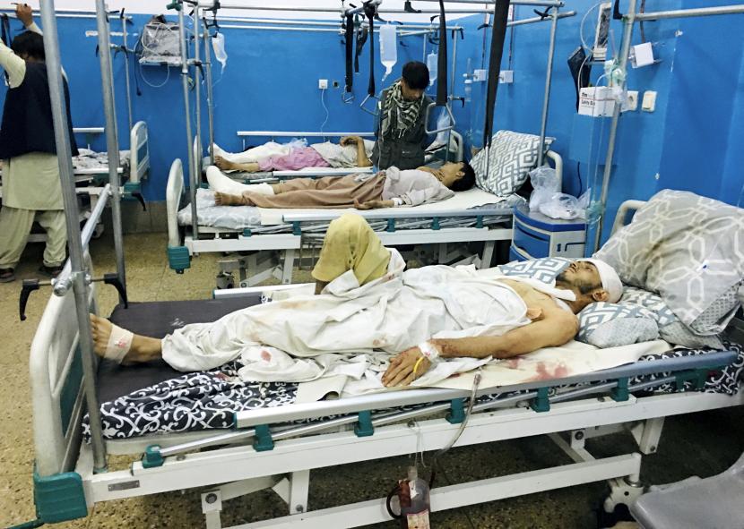 Orang-orang yang terluka berbaring di tempat tidur di sebuah rumah sakit setelah serangan bom di Afghanistan. ISIS-K mengaku bertanggung jawab dan mengidentifikasi pengebom sebagai Muslim Uighur. Ilustrasi.
