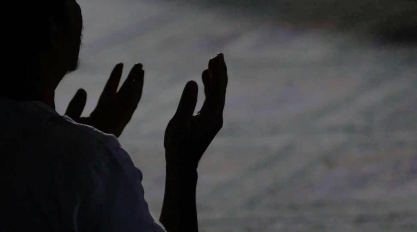  Doa Memohon Hisab yang Mudah. Foto:  Orang tengah berdoa (ilustrasi).