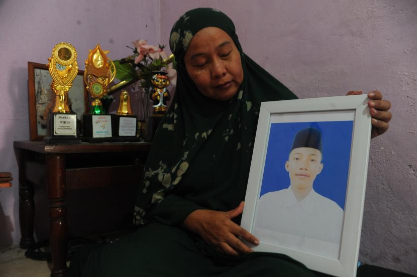 Orang tua AM santri Pondok Modern Darussalam Gontor 1 menunjukkan foto putranya di kediamanannya Kalidoni Palembang, Sumsel. Kamis (8/9/2022). Tim ahli forensik Rumah Sakit Bhayangkara M Hasan Palembang dan forensik Rumah Sakit Umum Pusat Moh Hoesin Palembang melakukan utopsi sebagai upaya pemenuhan barang bukti secara ilmiah untuk pengungkapan kasus meninggalnya AM santri Pondok Modern Darussalam Gontor 1 korban dugaan penganiayaan pada 22 Agustus lalu. 