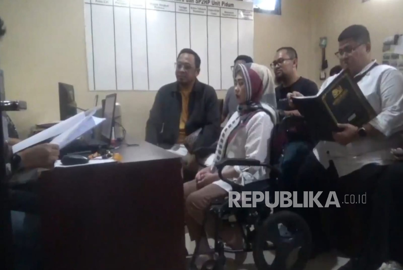 Orang tua bayi didampingi kuasa hukumnya dari Tim Hotman 911 melaporkan dugaan kelalaian salah satu rumah sakit di Kabupaten Kuningan yang menyebabkan bayi yang dilahirkan meninggal dunia. Pelaporan dilakukan ke Mapolres Kuningan, Selasa (15/7/2025) sore. 