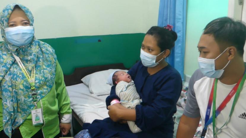 Orang tua bayi yang melahirkan di tanggal cantik 22 Februari 2022 di RSIA Bunda Arif, Purwokerto. 