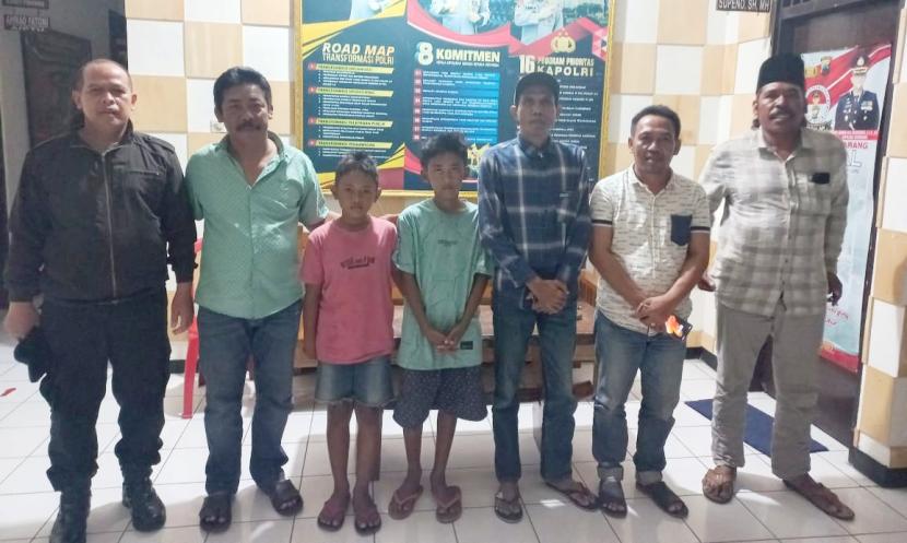  Orang tua bocah asal Sampang saat menjemput anak mereka di Mapolsek Tengaran, Kabupaten Semarang, Jawa Tengah, Senin (20/11) malam.