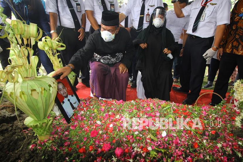 Proses pemakanan korban jatuhnya pesawat Sriwijaya Air SJ 182, Fadly Satrianto, TPU Keputih, Kota Surabaya, Jawa Timur, Jumat (15/1).