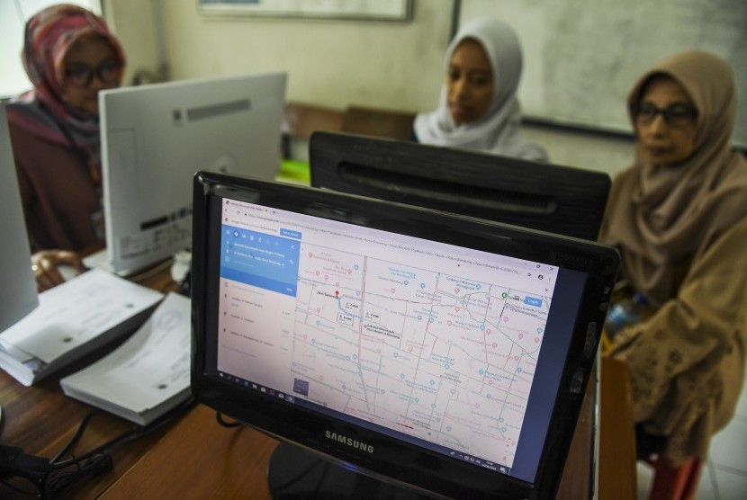 Orang tua dan calon siswa melihat peta zonasi saat sosialisasi dan simulasi pendaftaran Penerimaan Peserta Didik Baru (PPDB) 2019 tingkat SMA-SMK di Bandung, Jawa Barat, Jumat (14/6/2019). 