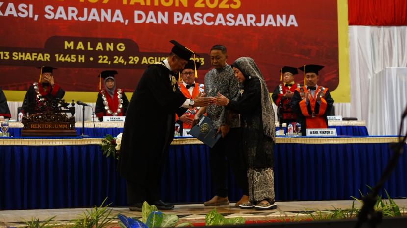 Orang tua dari Roy Inzaqhi Saputra menghadiri prosesi wisuda di Universitas Muhammadiyah Malang (UMM). Roy merupakan mahasiswa UMM yang meninggal dunia sebelum wisuda karena sakit.