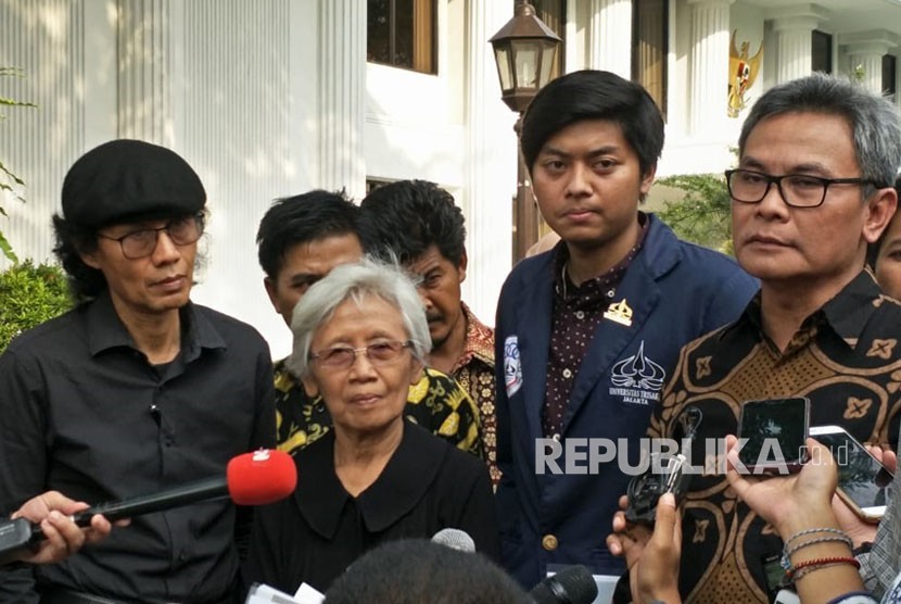 Orang tua korban tragedi semanggi, Sumarsih (tengah) memberikan keterangan.