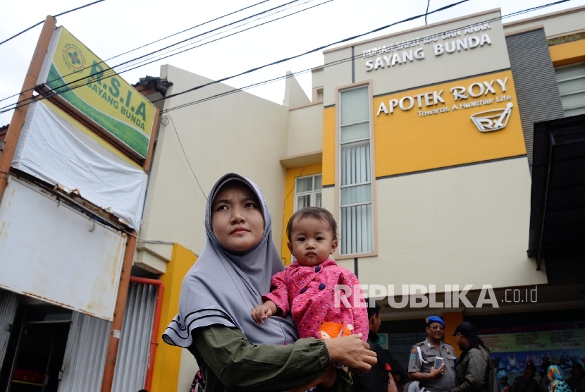 Orang tua korban vaksin palsu mendatangi Rumah Sakit Ibu Anak (RSIA) Sayang Bunda, Babelan, Bekasi, Jawa Barat, Jumat (22/7). (Republika/Yasin Habibi)