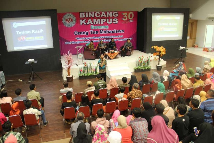 Orang tua mahasiswa menghadiri Bincang Kampus yang diadakan oleh AMIK BSI Bekasi.