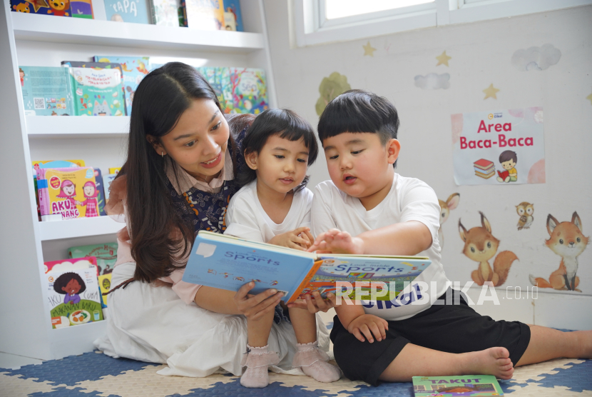 Orang tua membaca buku (ilustrasi). Aktivitas membacakan buku tidak hanya sekadar memperkaya perbendaharaan huruf atau kosakata, tetapi juga bertindak sebagai katalisator utama bagi pengembangan diri anak secara holistik. 
