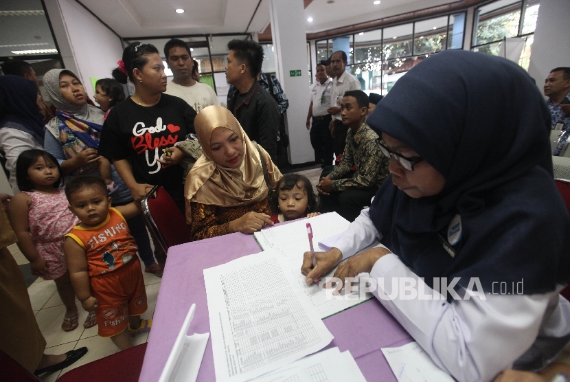 Orang tua mendaftarkan anaknya untuk melaksanakan vaksinasi ulang di RSU Kecamatan Ciracas (Ilustrasi)