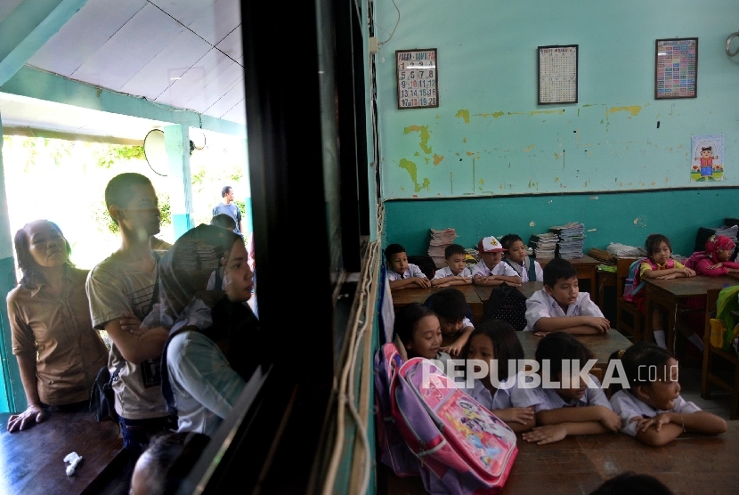 Orang tua mendampingi Murid kelas 1 saat masuk pertama sekolah di SDN Malaka Sari 04 Pagi, Jakarta Timur, Senin (18/7). Hari ini dimulainya tahun ajaran baru 2016/2017 bagi sebagian besar sekolah di Indonesia.