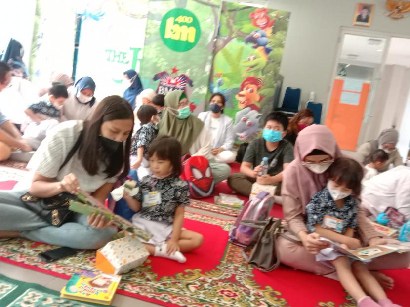 Orang tua mendampingi siswa membaca buku dalam acara Gerakan Nasional Orangtua Membacakan Buku (Gernasbaku) yang diadakan oleh KB-TK Bakti Mulya 400 Jakarta, pekan lalu.