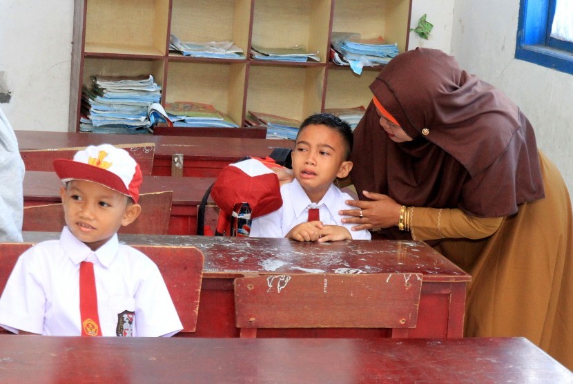 Orang tua menemani anaknya saat hari pertama masuk sekolah di Sekolah Dasar Negeri (SDN) Suak Timah, Samatiga, Aceh Barat, Aceh, Senin (15/7/2019).