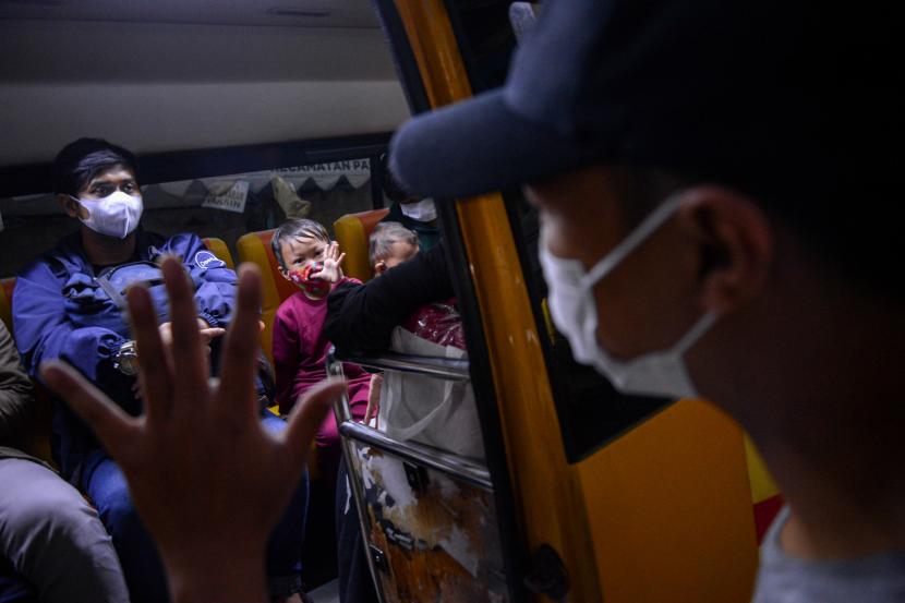Orang tua mengantarkan anaknya yang terpapar covid-19 untuk dibawa ke Rumah Sakit Darurat Covid-19 (RSDC) Wisma Atlet di Puskesmas Kecamatan Pasar Minggu, Jakarta.