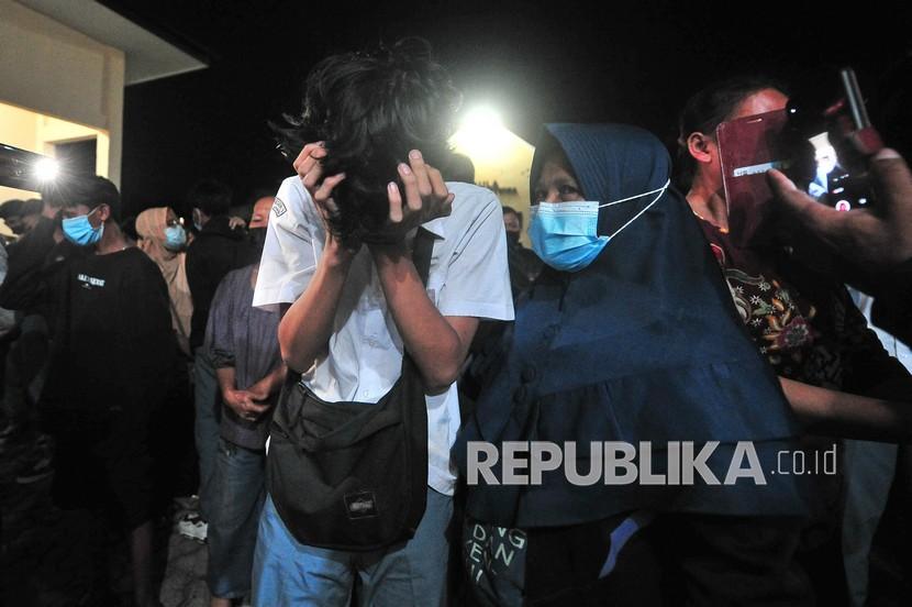 Orang tua menjemput anaknya yang diamankan polisi karena akan melakukan tawuran. (Ilustrasi)