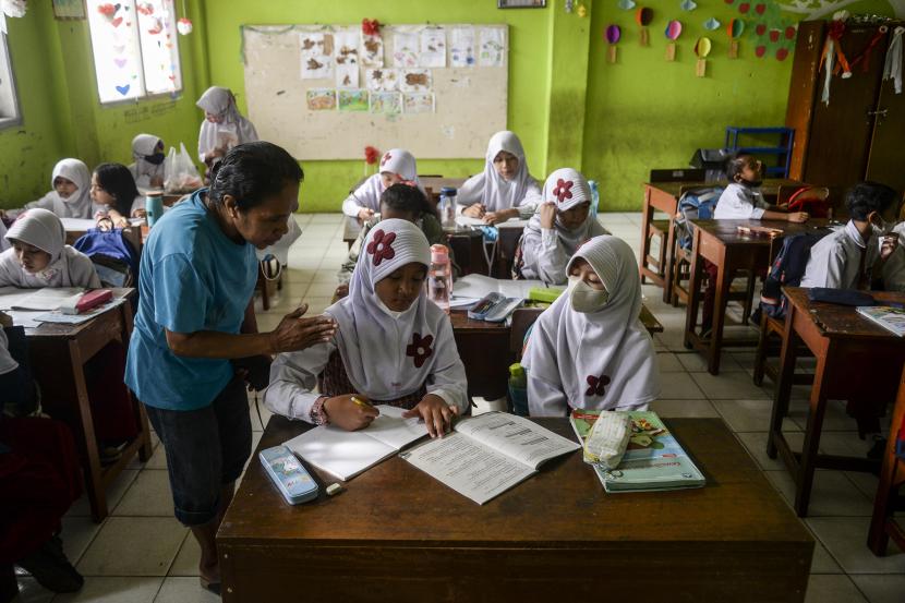 Orang tua murid memberikan penjelasan terkait mata pelajaran kepada siswa di SDN Pondok Cina 1, Kota Depok, Jawa Barat. Pengacara Deolipa sebut siswa-siswa SDN Pondok Cina sudah satu bulan tidak ada guru.
