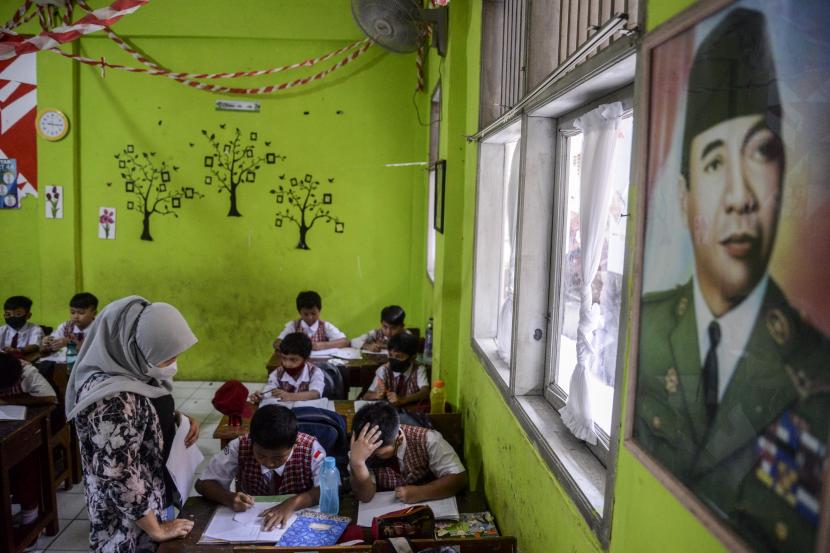 Orang tua murid memberikan penjelasan terkait mata pelajaran kepada siswa di SDN Pondok Cina 1, Kota Depok, Jawa Barat, Selasa (15/11/2022). 