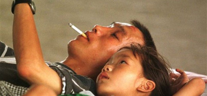 Orang tua perokok kerap meremehkan bahaya kebiasaan mereka terhadap anak-anaknya. (ilustrasi)